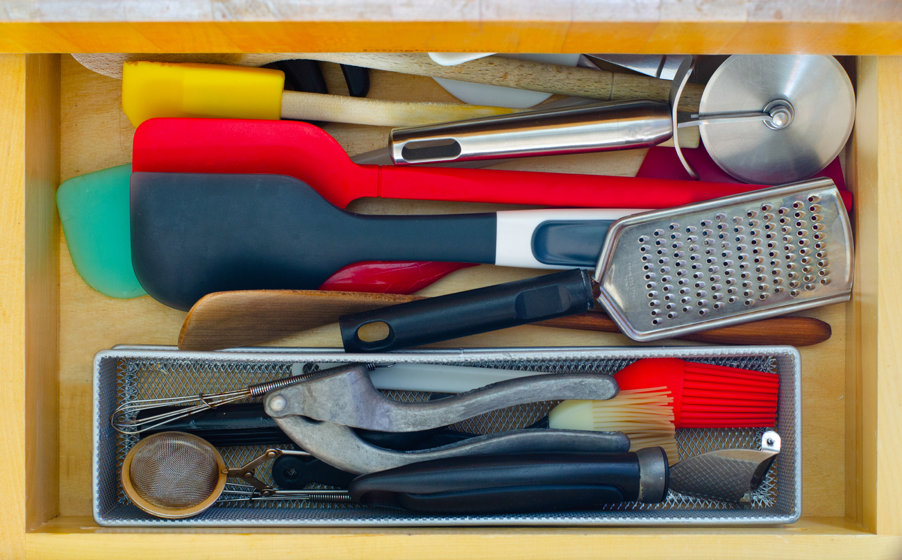 how to organise kitchen utensil drawer