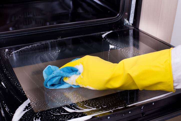 cleaning the oven