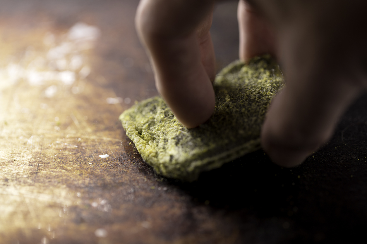 cleaning dirty oven trays